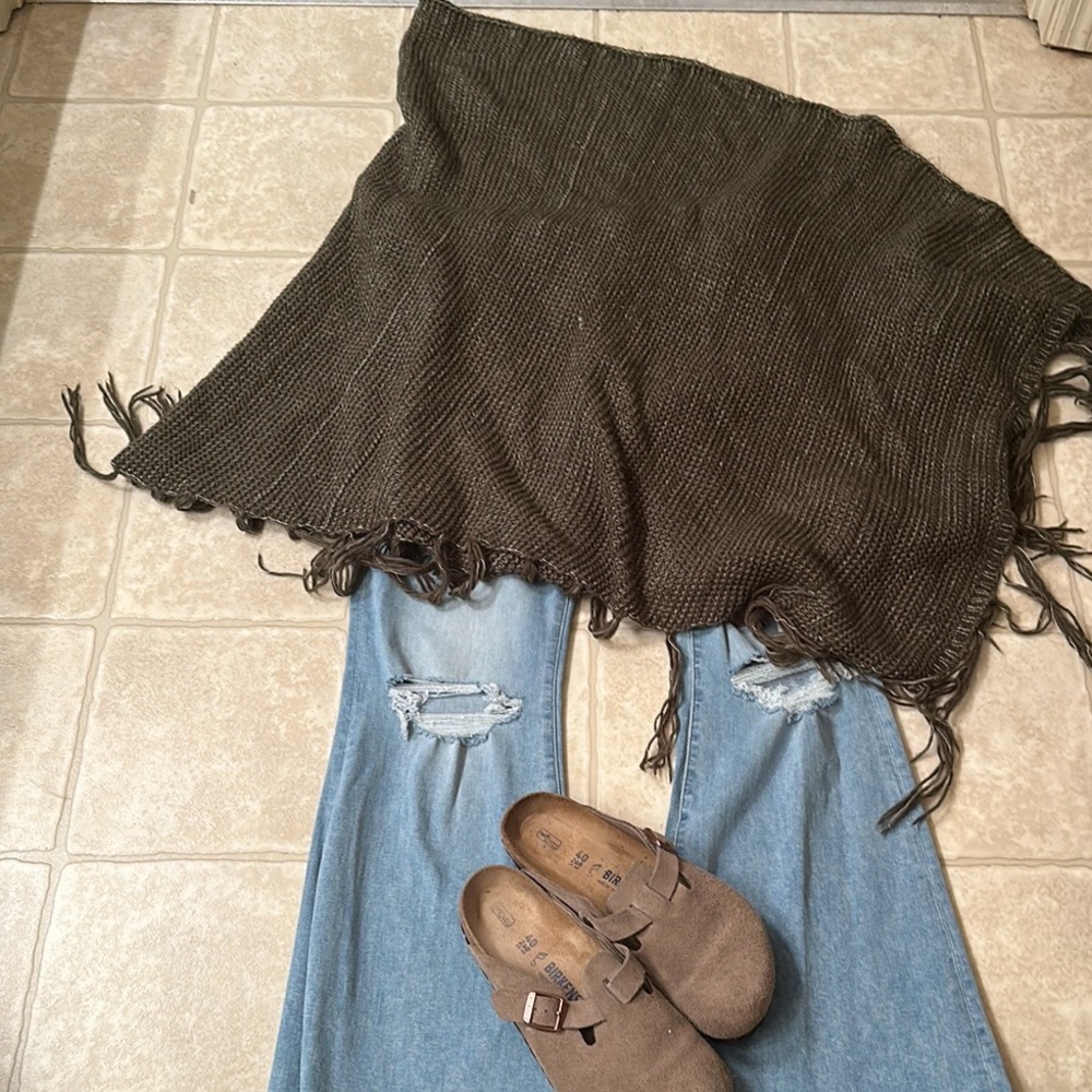 EUC LuLaRoe Mimi knit poncho. Green & white chunky knit with fringe and buttons
